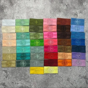 Stone Island patch i olika färger - Säljer flera olika Stone Island patches i massor av färger. Klassisk kompasslogga broderad på tyg, perfekt att fästa på keps, mössa eller annan huvudbonad. Finns både med färgad och svart bakgrund samt olika brodyrfärger.