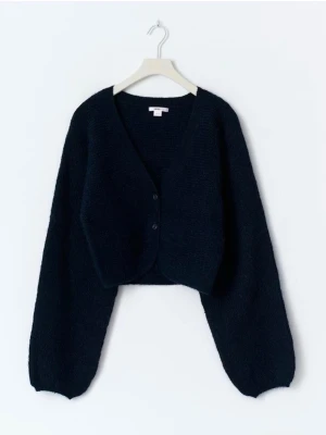 mörk blå stickad kofta - Trendig blå kofta med v-ringning. Koftan har även två knappar framtill så du kan stänga den och är stickad i ett mjukt material. Perfekt att slänga över ett linne eller t-shirt. använd 2 gånger. storlek 158/164 men passar XXS-S. skriv om du har några frågor🤗