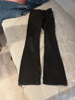 Svarta jeans  -  Ett par svarta låg midjade , bootcut jeans från lager 157 i storlek XXS 