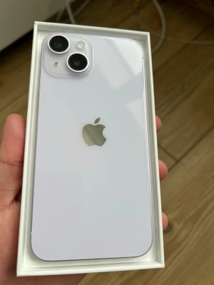 Vit iPhone 14 med dubbla kameror - Säljer en stilren vit iPhone med två kameror på baksidan och Apples klassiska logga i silver. Telefonen har en platt design med glasbaksida och aluminiumram. Perfekt för dig som gillar snygg och modern teknik. batteri 83% phone like new