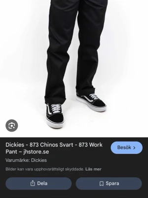 Svarta Dickies 873 chinos - Klassiska svarta Dickies 873 chinos med rak passform och normal midja. Byxorna har en stilren look och är tillverkade i ett slitstarkt material som passar perfekt till streetwear-stilen. Tidlös design med enkel stängning framtill.