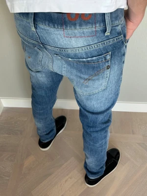 Dondup George Jeans  - Tja säljer nu dessa riktigt snygga Dondup jeansen i storlek 30 där nypriset är cirka 4000kr och modellen är George, skick 9/10 vid minsta lilla fundering så är det bara att höra av sig!  Mvh Santén
