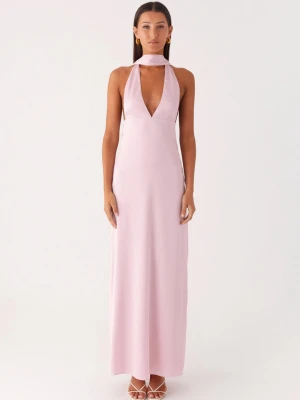 Peppermayo Balklänning - Säljer en elegant ljusrosa långklänning med djup v-ringning och smala axelband. Klänningen har en figurnära passform och är i satin, Perfekt för speciella tillfällen. Klänningen är helt ny med prislappar och påse kvar, aldrig använd bara provad och klänningen har en gömd dragkedja vid ena sidan för att lätt kunna ta på och av sig klänningen men samt kunna justera ryggbandet till sin passform!🥰