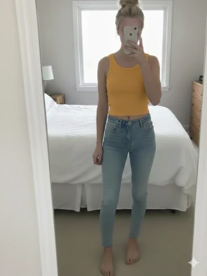 Gul ribbad croppad linnetopp H&M - Säljer en croppad gul linnetopp från H&M i storlek L. Toppen är ribbad och ärmlös med breda axelband och rund halsringning. Perfekt till sommaren och enkel att matcha med jeans eller kjol.