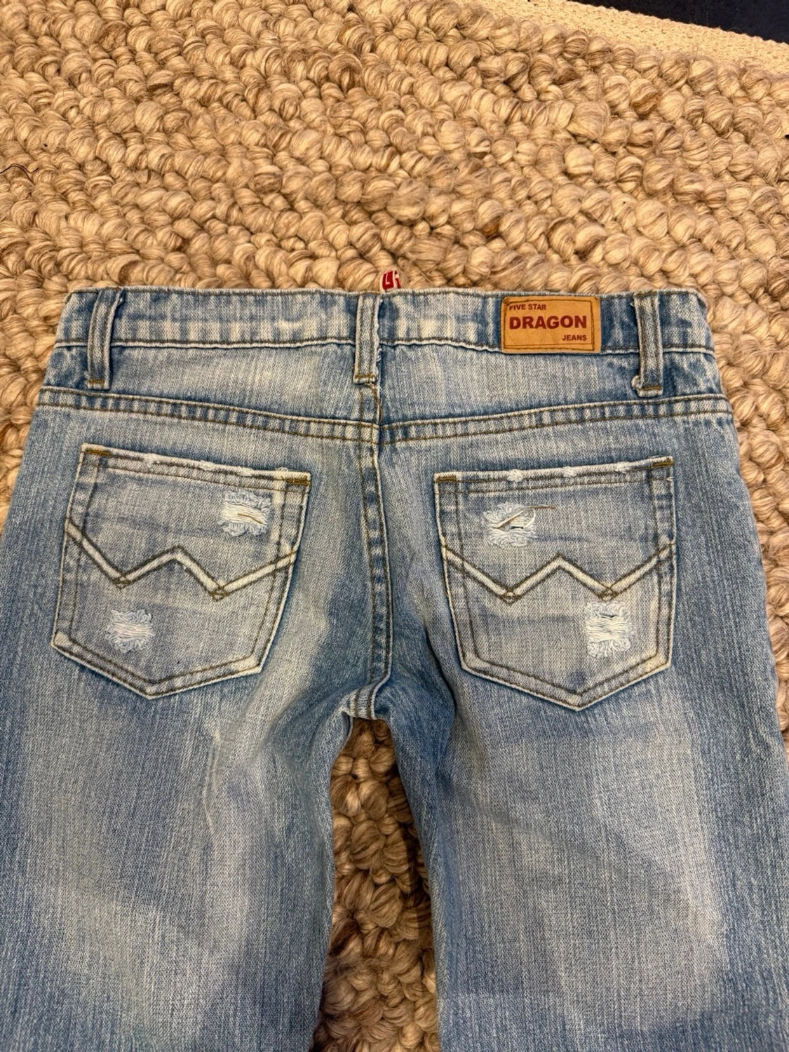 Ljusblå slitna FSD jeans