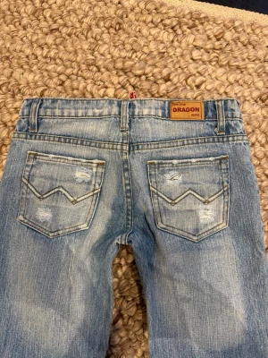 Ljusblå slitna FSD jeans -  ljusblå jeans från Five Star dragon med både detaljer och slitningar framtill och på bakfickorna. Jeansen är i jätte fint skick. Skriv vid frågor eller mått💕