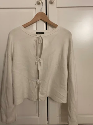 Vit tröja Gina Tricot - Trendig vit stickad tröja från Gina Tricot snörning framtill. Använd några gånger men inget tecken på användning