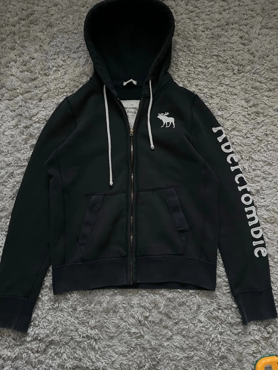 Svart hoodie från Abercrombie & Fitch - 1