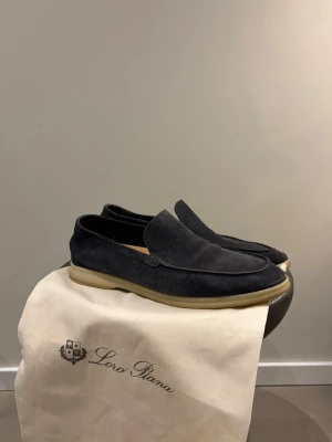 Loro Piana Summer Walk - Loro Piana summer walks storlek 42 säljes.                    Skick 8/10.                                                                             Priset går såklart att diskutera!                                          Äkthetsbevis finns, (köpta i Wien).                              Nypris 9000 kr men går knappt att få tag i.                   Vid fler funderingar tveka inte på att slå en signal!          /VS