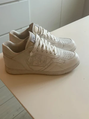 Dior skor  - Säljer min dior skor som är lite använda, allt är i bra skick förutom att dom är lite smutsiga. Perfekta till sommaren och våren. Hör av er vid frågor eller funderingar!