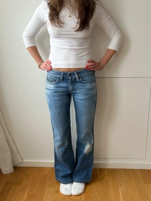 Diesel jeans  - Lågmidjade diesel jeans i storlek XXS. Midja: 36x2 cm innerben: 74 cm.