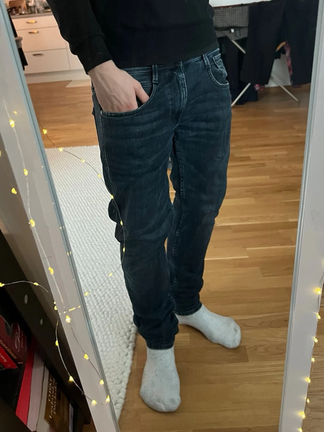 Mörkblå raka jeans med kontrastsömmar