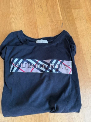 Burberry - Den gick sönder en gång och är lagad på ett snyggt sätt på baksidan. Skriv för bild