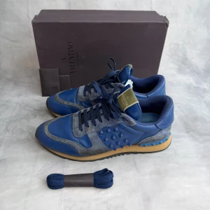 Valentino rockrunners - Valentino rockrunners, riktigt bra skick. Storlek 44. Självklart äkta, köpta från flannels för 490 pounds (ungefär 6000 kr) kontakta oss för bevis. Allt og ingår.