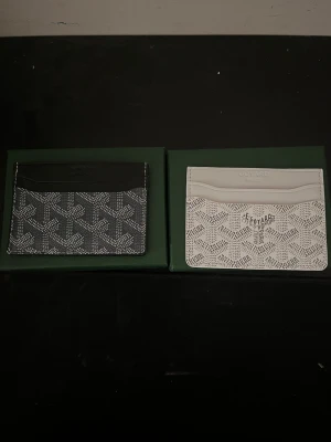 Vit och svart plånbok - 500