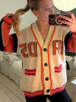 Färgglad kofta med text och ränder - Säljer en kofta som jag bara använt typ en gång! Står storlek TU vet inte riktigt vad det motsvarar men skulle säga en xs/s den har boxning fit!