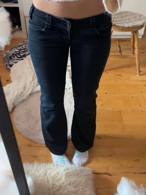 Marinblå lågmidjade bootcut jeans - Jättefina mörkblåa jeans från ONLY, står storlek 36/32 men midjemått är 37cm och innerbenslängden är 77-78cm
