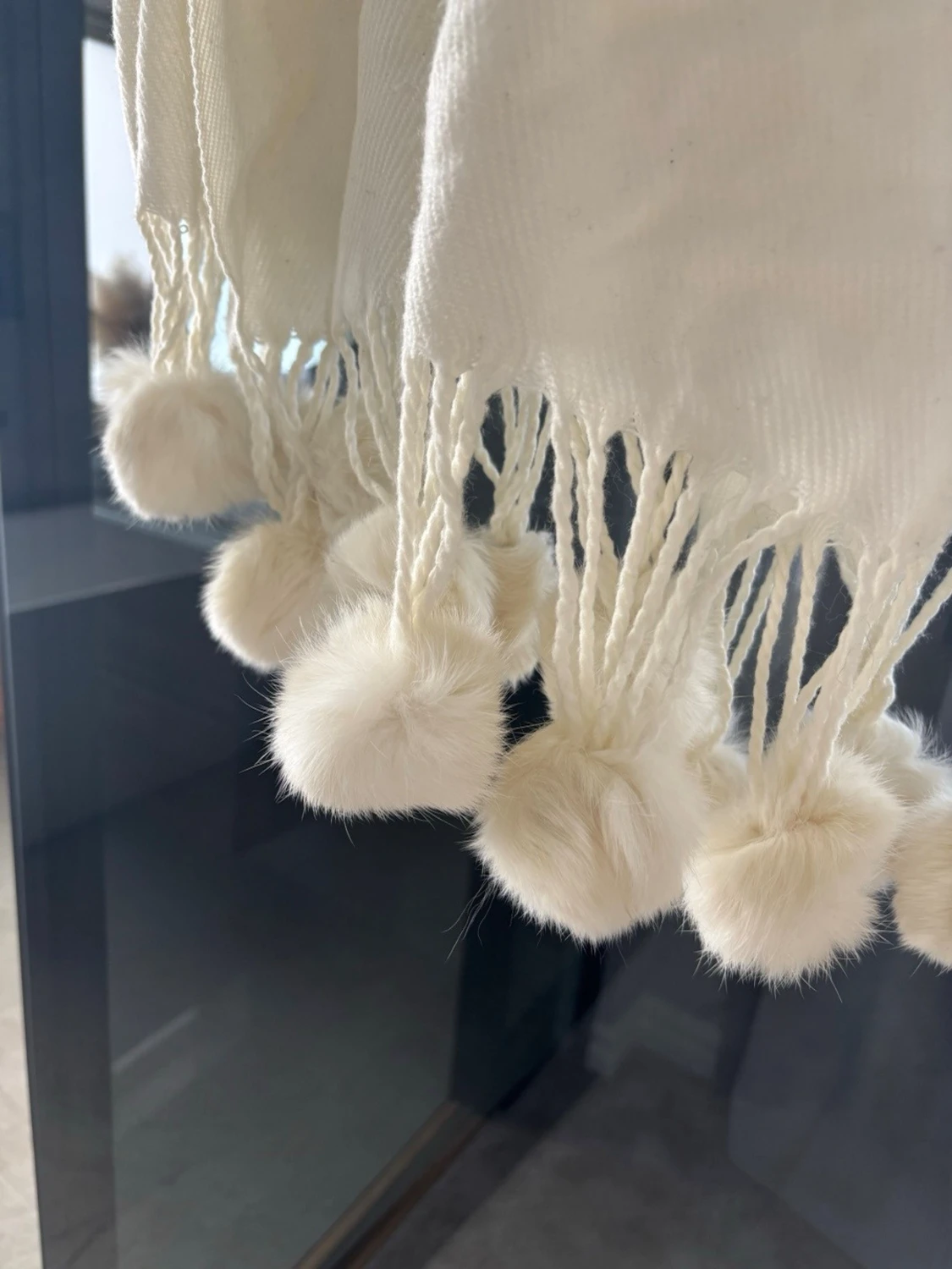 Krämvit sjal med fluffiga bollar - 1