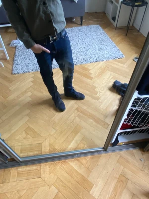 Mörk blåa  sneakers från Christian Louboutin  - Säljer ett par mörk blåa sneakers från Christian Louboutin med diskret logga på sidan. Skorna har en klassisk låg siluett, snörning och är tillverkade i läder med gummisula. Perfekta för dig som gillar stilrena och exklusiva sneakers.