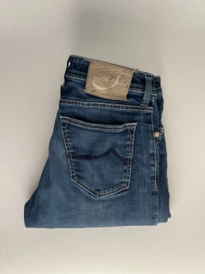 Jacob cohën jeans - Säljer dessa Jacob cohen jeans storlek w34 (uppsydda) passar som w32. Skick 8/10 lätt slitage på baklappen men inget annat. Kan gå ner i pris vid snabb affär!  Längd 97cm Midja 40cm  (Obs jeansen är uppsydda och är egentligen w34 men är markerade som w32)