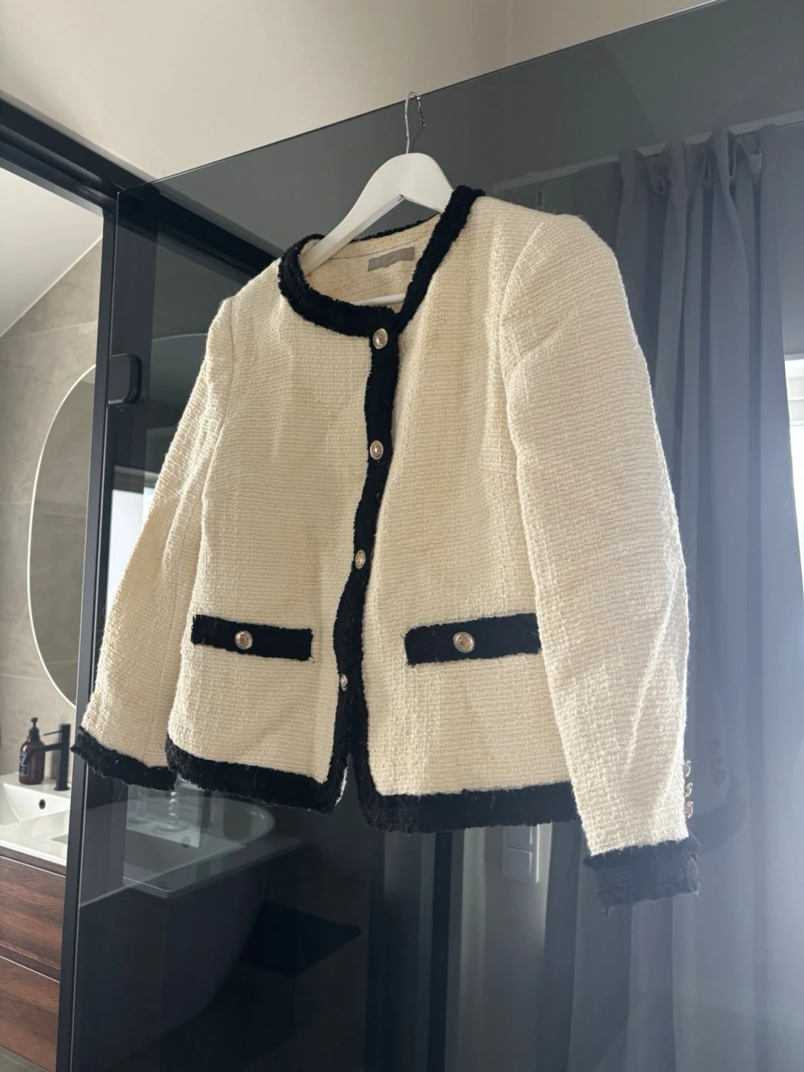 Vit bouclé kavaj med svarta detaljer