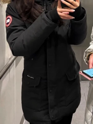 Canada goose  - Säljer denna superfina jacka från canada goose som inte har några defekter. Den är i mycket bra skick 