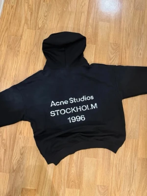 Acne Studios Hoodie  - Acne Studios Stockholm 1996 Hoodie - Helt ny sparsamt använd passar storlek M - mer av en baggy fit. Skriv gärna vid funderingar - Fraktas Samma Dag ! 🚚