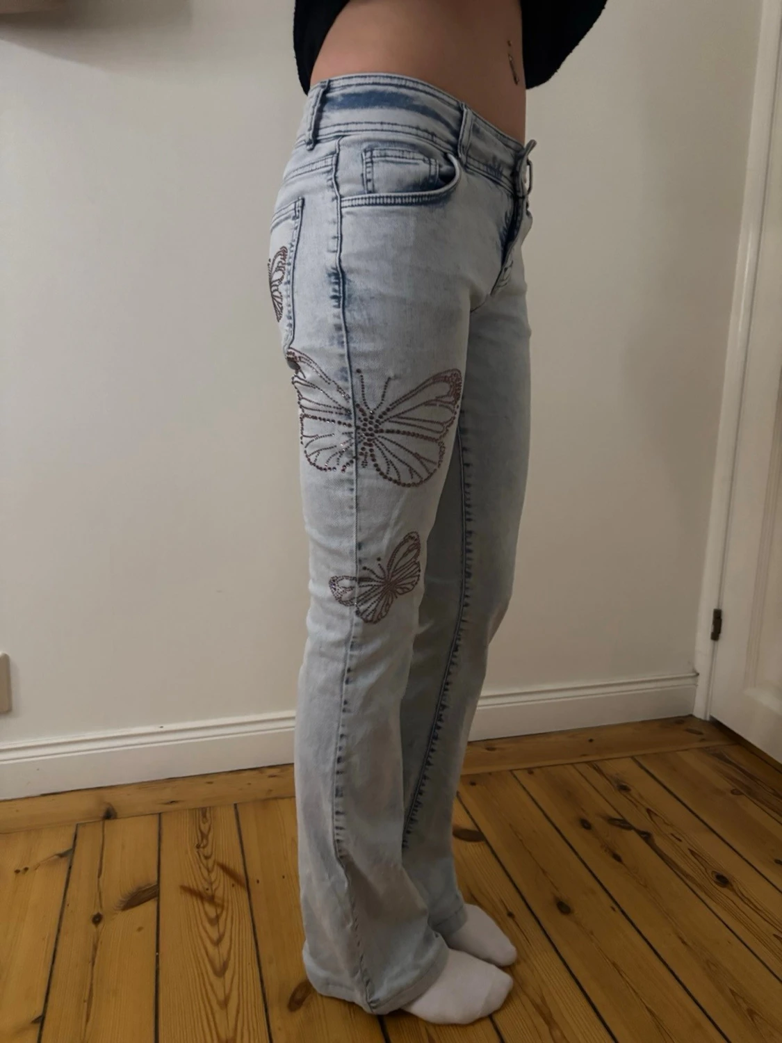 Ljusblå jeans med fjärilsbrodyr - 1