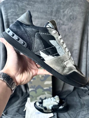 Valentino rockrunner skor - Orginalstorlek: 42, fråga om innermått vid osäkerhet | först till kvarn när det gäller tillbehör, välj box eller dustbag, kan sedan kombineras med kort