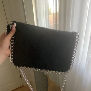 Hand väska från Tiamo  - Tiamo väska ny pris 550kr Säljer denna pågrund av den är endast använd några gånger och den tar bara plats i min garderob just nu . Super fin, får plats med det mesta och har rymliga inne fack. Priset kan diskuteras 🥰