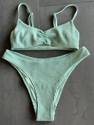 Turkos bikini från H&M - Turkos bikini från H&M. Lapparna är borta men tror att toppen är i 34 och nederdelen i 36/38. 🌸 Oanvända. Nypris ca 250 kr.