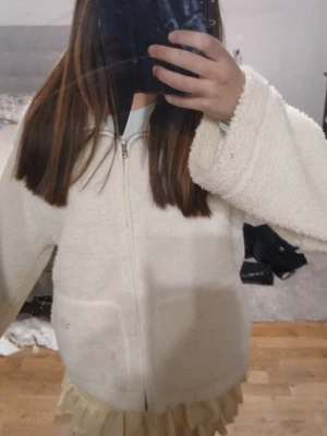 Vit teddyjacka med dragkedja - Mysig vit teddyjacka med dragkedja framtill jätte snygg till våren och kommer säkert trendig detta år igen🥰