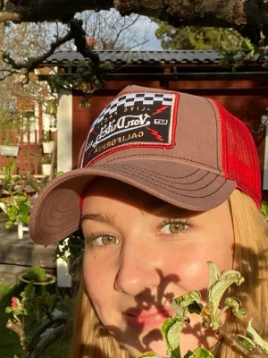 Röd och beige Von Dutch keps - Nästintill oanvänd Von Dutch keps. Känns väldigt fräsh och ny och bra kvalitet. 