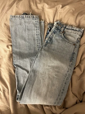 Ljusblå raka jeans - Säljer ett par ljusblå jeans med rak passform och låg midja från Zara💕