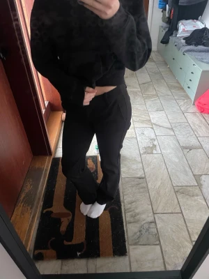 Lågmidjade kostymbyxor bikbok modell vera - Snygga svarta kostymbyxor med bootcut-modell och klassiska fickor fram. Byxorna har hällor för skärp och en stilren look som passar till många olika outfits. Perfekta för dig som gillar en tidlös och clean stil. Säljer då de är för stora för mig, de två sista bilderna är hur de sitter på om de är rätt storlek för dig!💞