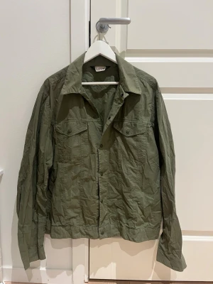 Aspesi Overshirt - Säljer nu denna sjukt snygga overshirten från Aspesi. Storlek M/L. Bra skick förutom smått urtvättad. Skriv vid frågor