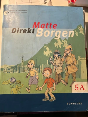 Matte Direkt Borgen 5A - Matte Direkt Borgen 5A är en kursbok i matematik för årskurs 5. Boken har ett blått och grönt omslag med tecknade figurer och stadsmotiv. Författare är Pernilla Andersson och Margareta Picetti. Perfekt för dig som pluggar matte och vill ha tydliga kapitel och övningar.