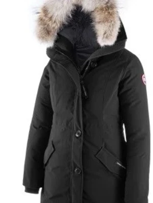Svart parkas från Canada Goose - Säljer en svart canada goose rossclair xxs. Nästintill ny använd några gånger pga för liten. Inga fläckar eller hål. 