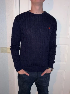 Mörkblå stickad tröja från Morris  - Mörkblå stickad tröja från Morris i storlek S.  Fint skick till ett bra pris. Nypris: 1599kr. Mitt pris: 399kr. Vid frågor eller funderingar, tveka inte att höra av dig.