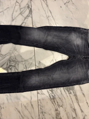 Dondup George jeans  - Säljer ett par Dondup George jeans med snygga slitningar och tvättade detaljer. Jeansen har klassisk femficksdesign och smal passform hela vägen ner. Materialet är stretchigt för extra komfort och sitter tajt längs benen.