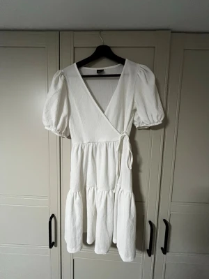 Vit fin-klänning - Jätte fin vit klänning från Gina Tricot💕 
