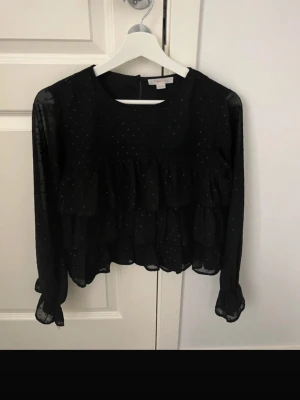 Svart blus  - Svart blus från Gina Tricot Young. Använd ett fåtal gånger, mycket fint skick. Storlek 158/164.