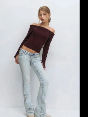 Ljusblå bootcut jeans - Säljer ett par ljusblå bootcut jeans med klassisk femficksdesign och låg midja. Jeansen har snygga sömdetaljer och är tillverkade i denim med lite stretch för skön passform. Perfekta för dig som gillar en avslappnad och trendig look.