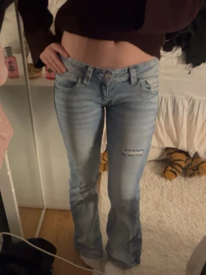 lågmidjade jeans  - jätte fina lågmidjade jeans, midjemått 36cm och jag är 160cm lång men passar lite längre personer eftersom de är lite långa på mig.❤️
