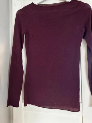 Vinröd Intimissimi topp - Så fin topp från intimissimi! Ett lufitigt material som gör tröjan väldigt skön. Den kommer tyvärr inte till användning och därav säljer jag.  Endast använd 2-3 gånger och välbehållen. 💗