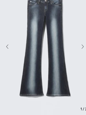 Mörkblå utsvängda jeans - säljrt mina cheap monday jeans då dom är lite för små. storlek 29/32 men är mer som 26-27/32. dom har ett hål men det syns inte då de är vid midjan och är säkert lätt att laga. kan skicka bild på de. pris kan disskuteras kontakta köp inte direkt