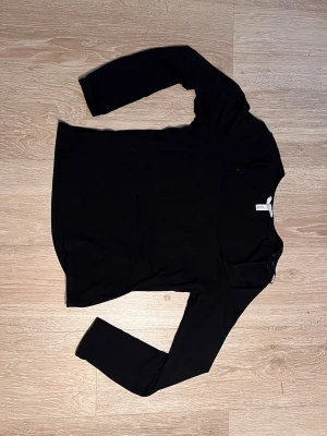 Långärmad tröja  - Svart långärmad tröja från H&M 🍋