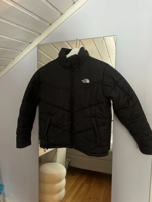 Svart pufferjacka från The North Face - Säljer en svart pufferjacka från The North Face! Jackan är i storlek M och i bra skick! 