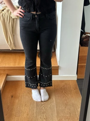 M.i.h jeans - Jeans från M.i.h. Kick flare modell men nitar i botten.