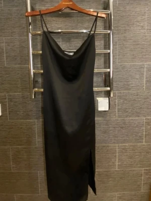 Svart siden klänning från NA-KD  - Säljer en svart siden klänning ifrån NA-KD i storlek 34. 